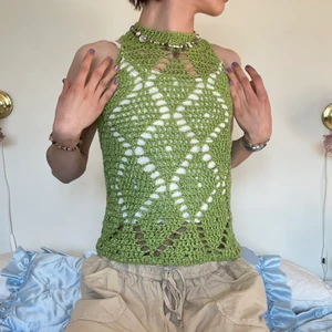 Grön stickad topp rutig argyle vintage - Den underbaraste vintage gröna stickade toppen i ”rutigt” argyle mönster med en kort polokrage och öppning i ryggen 🥝 Så fin till sommaren med något diskret under och ett par baggy beigea byxor för att matcha naturen ;)