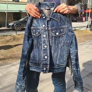 Fin jeans jacka som blivit lite för liten. Ljusare färg och lite tajtare passform. Passar för dig som har mindre kropp och är kortare än mig (175 cm). Har knappt använt, ser ut som ny!💕💕