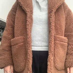 Teddyjacka från Monki!  - En oversized brunjacka från Monki. Använd men i mycket fint skick. Säljs då den inte används lika mycket. 