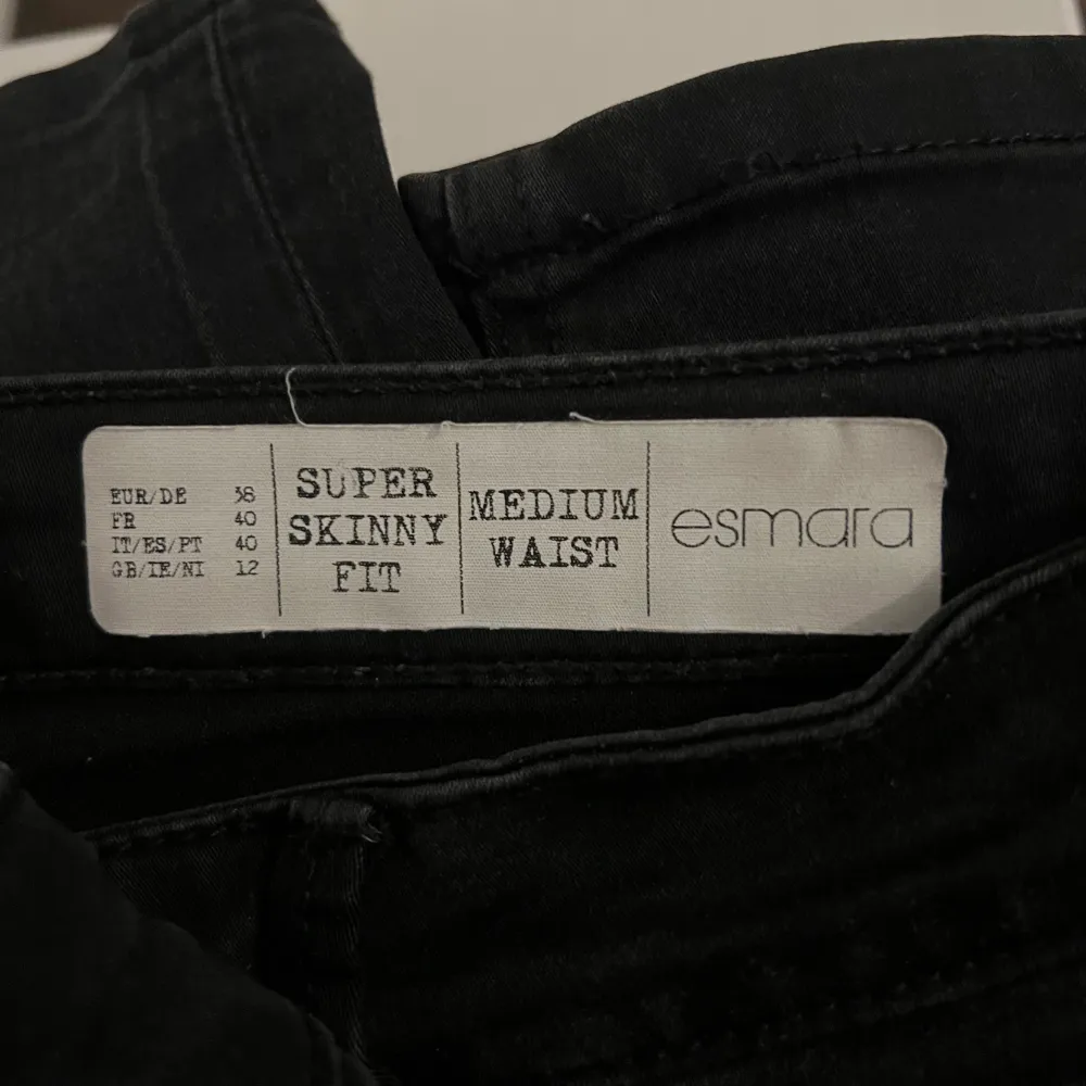 Svarta super skinny fit jeans, medium waist, storlek 38 i rätt så använt skick. Jätte sköna och sitter bra men jag tycker dom är för låga i midjan till mig. Ena benet är dock lite sne sytt och vrider sig lite, men inte alls mycket eller knappt märks. . Jeans & Byxor.