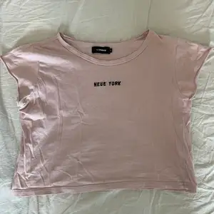 Säljer en rosa t-shirt från märket Miss Valley i storlek small. Den har inga fläckar eller tecken på slitage. På bilden är tröjan lite skrynklig men jag kommer stryka den innan den skickas. Betalning sker via Swish. 