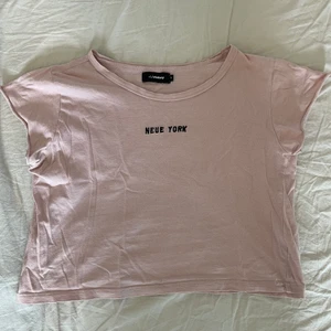 Croppad t-shirt - Säljer en rosa t-shirt från märket Miss Valley i storlek small. Den har inga fläckar eller tecken på slitage. På bilden är tröjan lite skrynklig men jag kommer stryka den innan den skickas. Betalning sker via Swish. 