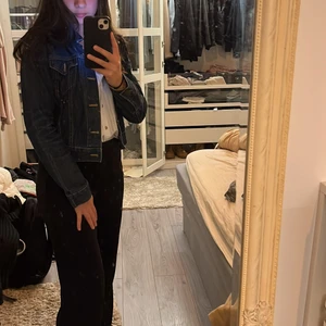 Jeansjacka stl xs - Jätte fin jeansjacka som nästan aldrig använts då jag tyckte den va lite för liten så den är därmed i väldigt gott skick. Jätte fin till vår och sommar och passar till det mesta. Frakten betalas av köparen