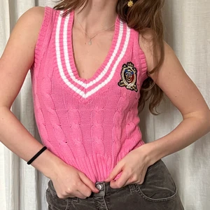 y2k rosa väst - storlek: passar S och M. möts upp i stockholm eller fraktar. plagget finns kvar. 🖤