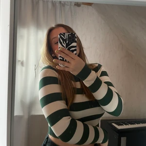 Långärmad randig tröja från Zara  - JÄTTEfin tröja från Zara, i storlek M. Använd ungefär 2 gånger. Säljer eftersom att den är lite väl tight för min smak. 100 kr + 66 kr frakt