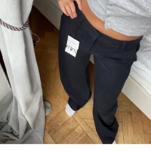 Intressekoll  - Intressekoll på dessa slutsålda byxor från zara. Högsta bud: 460kr