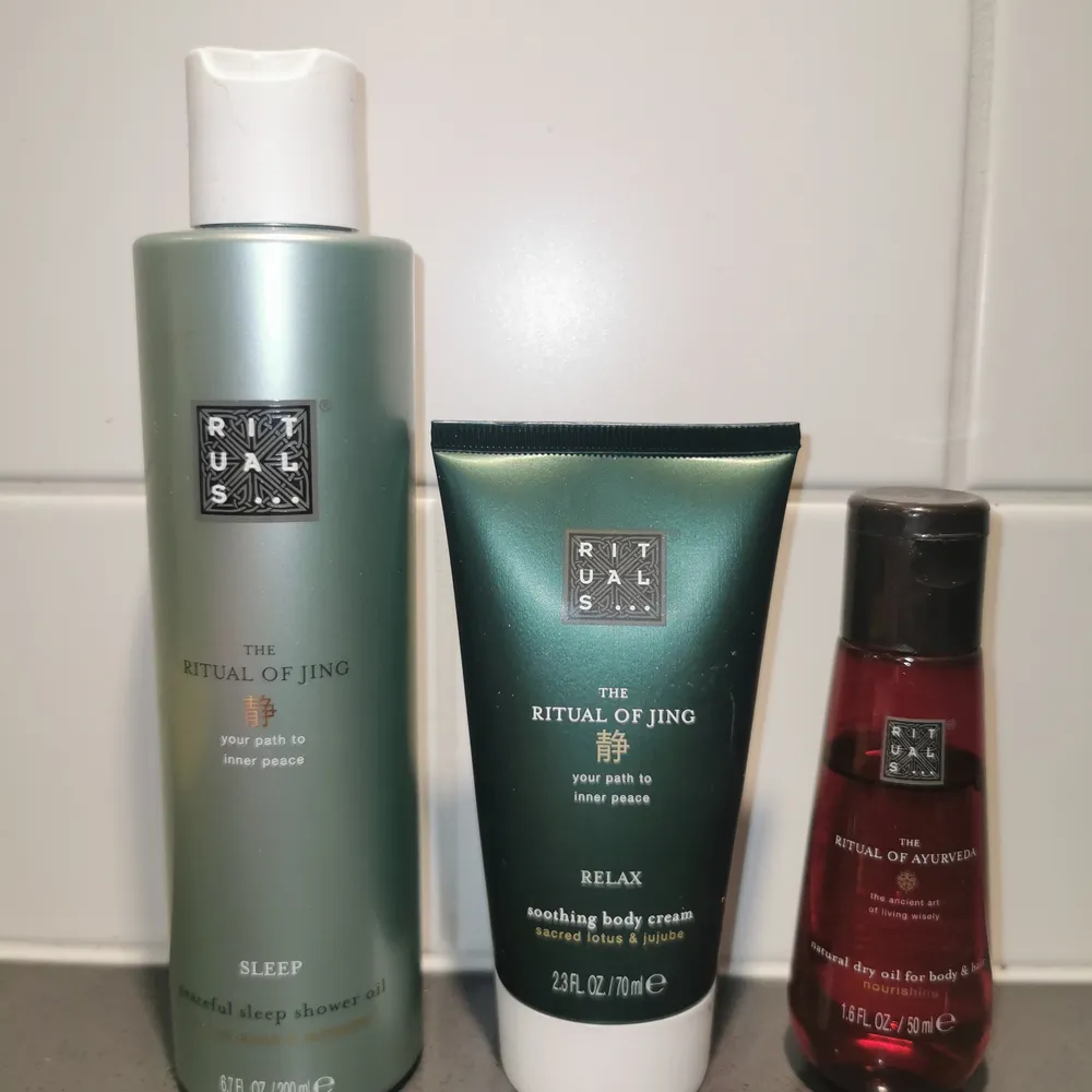 Allt är oanvänt förutom oljan för hår och kropp, 3/4 kvar. ×Rituals of jing shower oil (50kr) ×Rituals of jing body cream (50kr) ×Rituals of Ayurveda oil for body & hair (30kr) Allt för 100kr  Kan hämtas i Kista eller fraktas.. Övrigt.