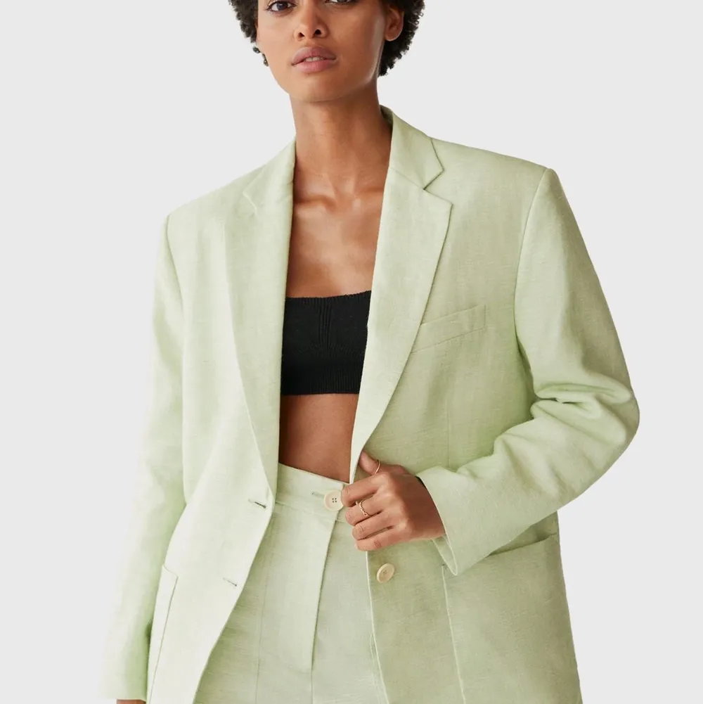 Pastel green linen blazer from Mango. Brand new with tags . Kostymer.