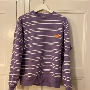 Snygg sweatshirt från junkyard - Tröjan är i storlek S men passar M, den är i bra skick, använda en del gånger, säljer pga inte kommer till användning och skriv för mer bilder 