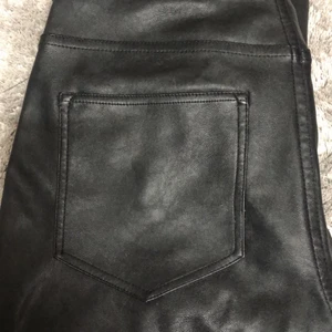🖤 - jättefina skinnbyxor som är ifrån H&M. Storlek 36 och dem sitter fint. ❤️
