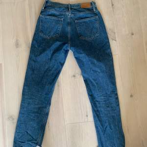 Ett par Calvin Klein jeans i W27 och L32. Straight leg och high waist. Aningen croppade på mig som är 177cm. Hämtas i Stockholm/Uppsala, annars står köpare för frakt!