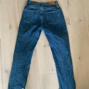 Ett par Calvin Klein jeans i W27 och L32. Straight leg och high waist. Aningen croppade på mig som är 177cm. Hämtas i Stockholm/Uppsala, annars står köpare för frakt!