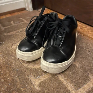 Eytys stl 39 - Säljer mina snygga eytys skor då de inte kommer till användning. Supersköna, passar till allt och är så snygga😍