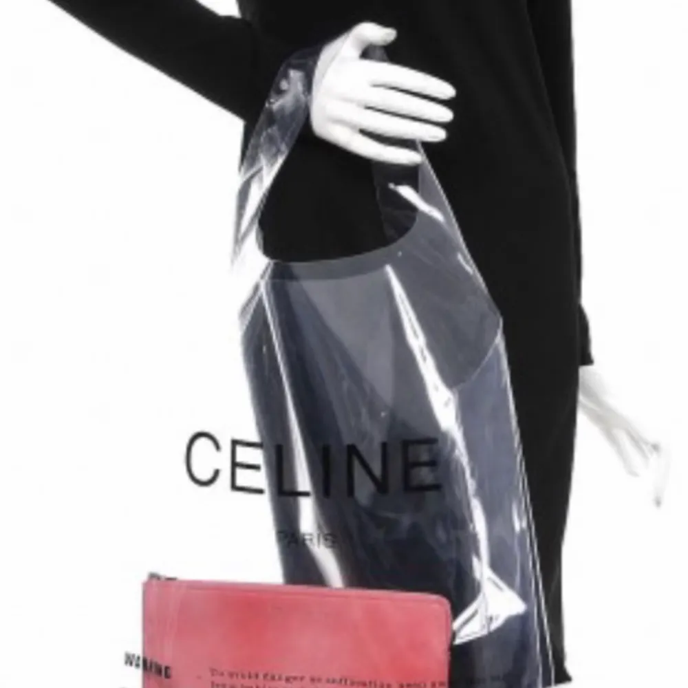 Säjer min Celine transparent bag som jag köpte hos ”Judit secondhand butik i Sthlm” för ett bra tag sedan, Cluth  fanns inte med när jag köpte väskan, topp skick! dyr inköp, pris är inkl frakt! . Väskor.