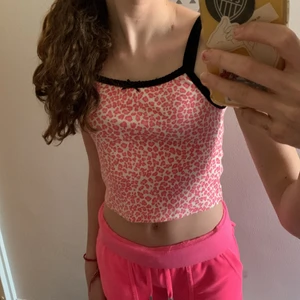 Brandy Melville Belle tank strl XS-S - Jätte fint linne från Brandy  Melville som jag säljer för använder den inte längre. Köptes 2020 har ändå använts. Jätte bra kondition och bra material. Jätte fin till sommaren. Ord pris: 200kr. Skriv för fler bilder. Betala med swish. Ni ansvarar för frakt. Totalt: 70kr + 45kr. 🤩⚡️💋🐆