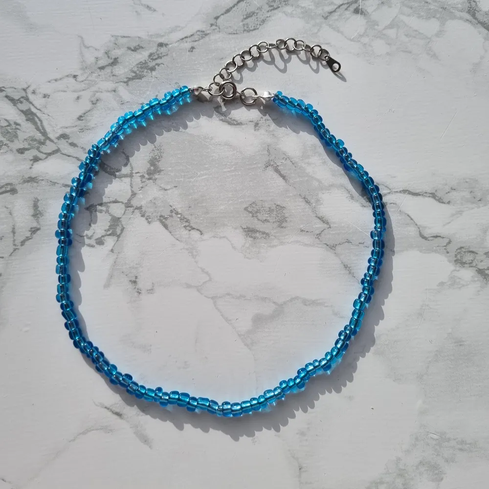 🦋Egengjort halsband av glaspärlor. Jag tar även emot custommade beställningar. Dma vid frågor. Frakt 12kr.🦋 KOLLA IN PROFIL FÖR FLER SMYCKEN😊. Accessoarer.