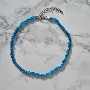 🦋Egengjort halsband av glaspärlor. Jag tar även emot custommade beställningar. Dma vid frågor. Frakt 12kr.🦋 KOLLA IN PROFIL FÖR FLER SMYCKEN😊