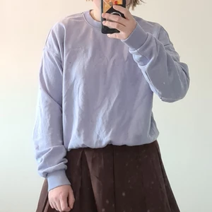 Lila Love tröja - En super fin lila sweater från H&M köpt i somras, har använts några gånger och säljs för att det inte är min stil längre. Leverans ingår I priset! Storlek:S