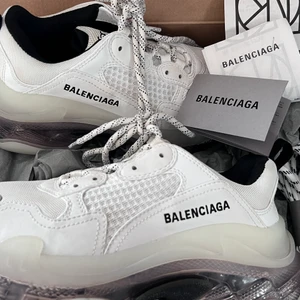 Balenciaga triple s - Helt nya triple s i färgen vit/grå, köpt för 9325kr i NK. Kvitto, dust bag och skor boxen finns. Tyvärr så är skorna för stora för mig(brukar ha 37) Pris kan diskuteras vid snabb köp. Köparen står för fraktkostnaden👍🏻Skriv till mig om ni har fler bilder☺️