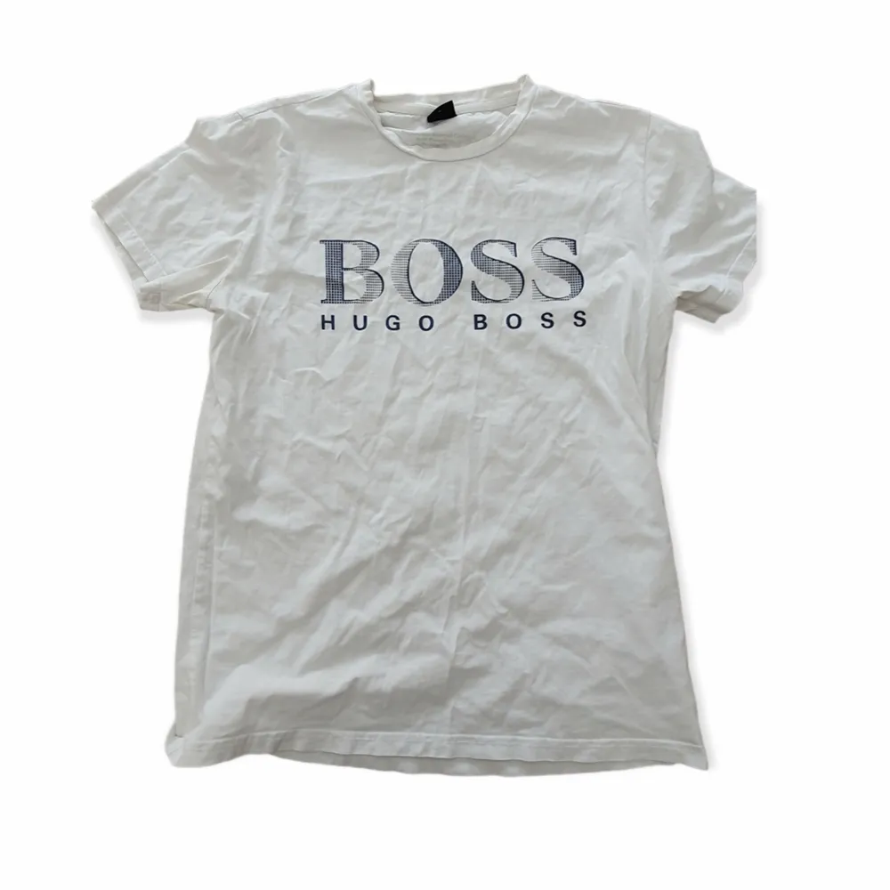 Säljer min vita Hugo Boss T-shirt som är i storlek M. Tröjan är cirka ett år gammal men är i bra skick. Frakt tillkommer. Skriv för mer info.. T-shirts.