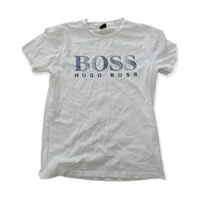 Säljer min vita Hugo Boss T-shirt som är i storlek M. Tröjan är cirka ett år gammal men är i bra skick. Frakt tillkommer. Skriv för mer info.