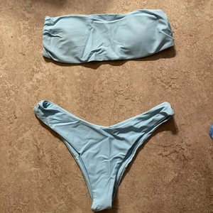 Ljusblå strapless bikini från SHEIN - Supersnygg ljusblå strapless bikini från SHEIN. Bikinin är perfekt nu inför varma sommardagar! Den är aldrig använd och så gott som ny, har även trosskydd kvar. Tyvärr inte använd eftersom den var för stor för mig! Köpt för 160kr. Bud är bindande. Köparen står för frakten!