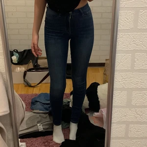 Molly jeans - Bra skick, använda en kort period men märks knappt av. de är i XS men passar mig som bär på S oftast 