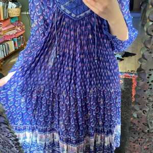 Hippie klänning strl L - 70-tals hippie klänning. Liten i storleken, skulle säga att den är mer som en medium. 