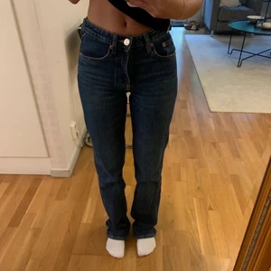 Zara mid rise jeans - Ett par zara mid rise jeans i storlek 34!☺️☺️🔥