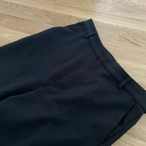 Svart kostymbyxa från Gina Trico. - En svart kostymbyxa som aldrig använts pågrund av att dom e förstora för mig. Men väldigt fina och är straight leg  i benen. Byxorna har en fake ficka där bak.