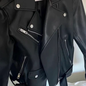 Skinnjacka - Skitsnygg skinnjacka i storlek L, men är ganska liten i storlek. Inga defekter. Org pris 559 kr 🤍 Köparen står för frakten ❗️