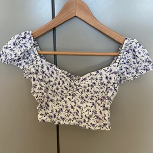 Somrig topp  - Garderobsränsning!☀️ Fin somrig topp från Pull&Bear