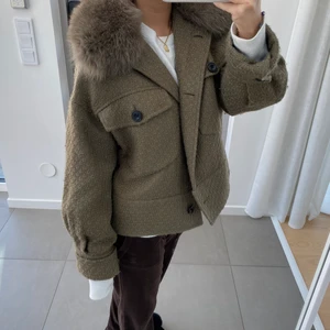 Meotine jacka  - Säljer min meotine jacka i storlek S/M. Jag är 157 och har oftast xs. Den är sparsamt använd. Högsta bud:1500kr❤️ nypris ca: 3300kr