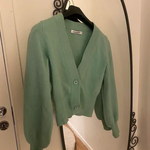 Adoore Gardigen. Storlek 36/S.  - Köpte plaggen för 1195kr säljer för 800kr. Använd en gång 