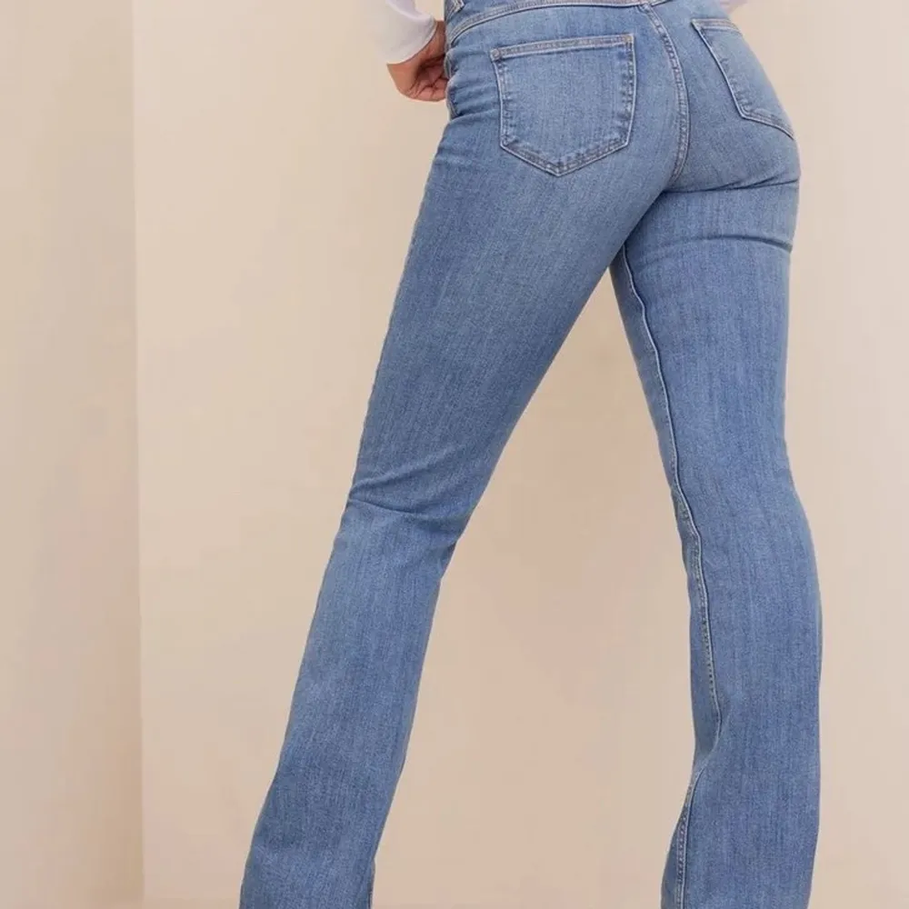 Säljer mina ljusblåa bootcut jeans som jag köpte på h&m för några veckor sedan efter som det är för stora. De är använda 1 gång och är som nya. . Jeans & Byxor.