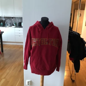 Röd hoodie - Säljer min röda hoodie köpt från sellpy aldrig använt. Skriv för mer info