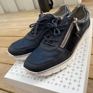 skor  - storlek 38 dom är bekväma och har använt några gånger 