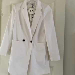 Vit blazerklänning  - Säljer denna fina blazerklänningen från NAKD, i storlek 34. Aldrig använd! Frakt tillkommer, köparen väljer själv om de ska vara spårbart eller inte📦  pris kan diskuteras vid snabb affär🌸 