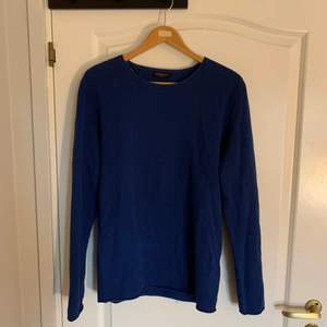 Snygg blå stickad tröja! Coolt slut på ärmar och nederdel som får tröjan att bli lite mer speciell. Storlek Medium