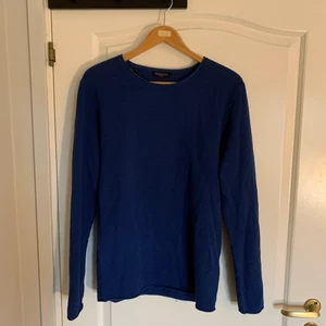 Blå selected homme tröja - Snygg blå stickad tröja! Coolt slut på ärmar och nederdel som får tröjan att bli lite mer speciell. Storlek Medium