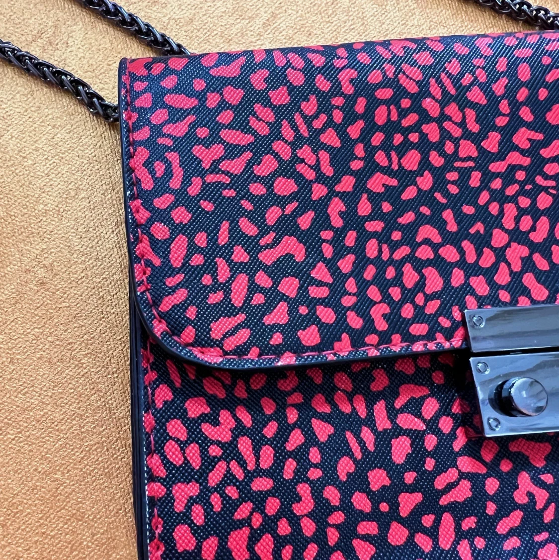 ❣️LITEN VÄSKA I röd/svart från BERSHKA❣️ - 90