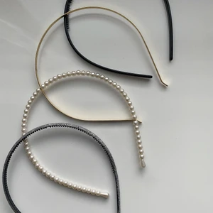 Diadem - Tunna diadem. Säljer för 40kr/st eller alla för 100kr. Knappast använda. Frakt tillkommer. 