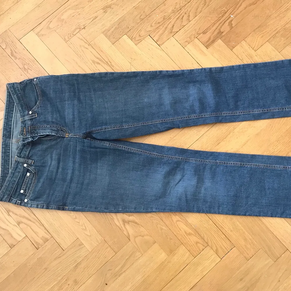 Gant jeans i nyskick, enbart provade.  W30/L32 regular fit, normalhög midja, boot cut. . Jeans & Byxor.