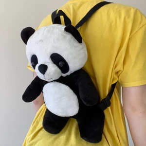 Panda plush backpack ryggsäck  - Supersöt ryggsäck i form av en panda! Rymmer plånbok, nycklar och någon annan småsak exempelvis solglasögon. Överlag fint vintage skick men lite smuts på pannan som säkert går att ta bort. Cirka 46 cm lång och 30 cm bred. Kan mötas upp på södra sidan av stockholm annars står köparen för frakt 66kr. Skriv vid frågor 💌