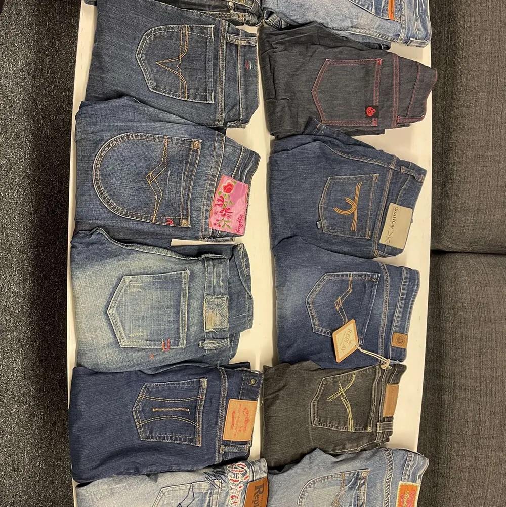 Säljer massor utav lågmidjade jeans från storlekarna xxs-m. Sjukt trendiga och extermt snygga. Alla jeans är i nyskick!  De jeans som är markerade med ett rött kryss är sålda. Jeansen som finns kvar ligger nu uppe enskilt att buda på💙 BUD ÄR BINDANDE!!. Jeans & Byxor.