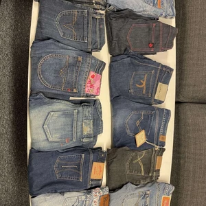 Lågmidjade jeans  - Säljer massor utav lågmidjade jeans från storlekarna xxs-m. Sjukt trendiga och extermt snygga. Alla jeans är i nyskick!  De jeans som är markerade med ett rött kryss är sålda. Jeansen som finns kvar ligger nu uppe enskilt att buda på💙 BUD ÄR BINDANDE!!