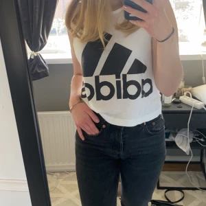 Träningslinne - Vitt tränings-linne från adidas. Passar S/M. Säljer för 25kr +frakt ☺️☺️