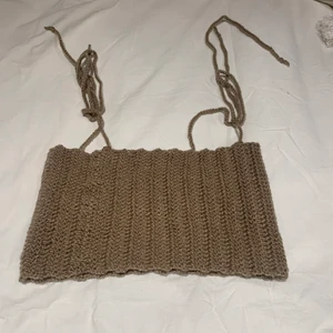 Söt virkad topp! - Säljer min virkade topp som jag har gjort, aldrig använd, passar xs-m, man kan skystera bandet själv! 100kr+frakt 