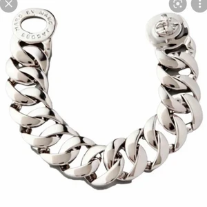 Marc Jacobs armband - Armband i silver från Marc Jacobs. Jätte fint skick.                      Nypris 2000:-