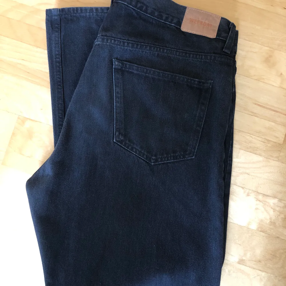 Säljer dessa svarta jeansen från weekday i storlek 32/30. Passar mig som är 180, väger 75. Fitpic i pm. Använda en del men de är i fint skick. Pris: 200kr. Jeans & Byxor.
